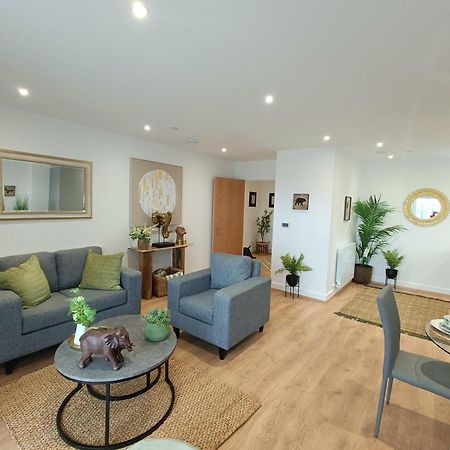 Snuggle Inn - Riverside Apartments - Views Over Looking London River Thames, Close To O2 Arena, London Excel, London City Airport, Thames Clipper- River Boat Service, Woolwich Ferry, Onsite Parking, Twin Room Option Available מראה חיצוני תמונה