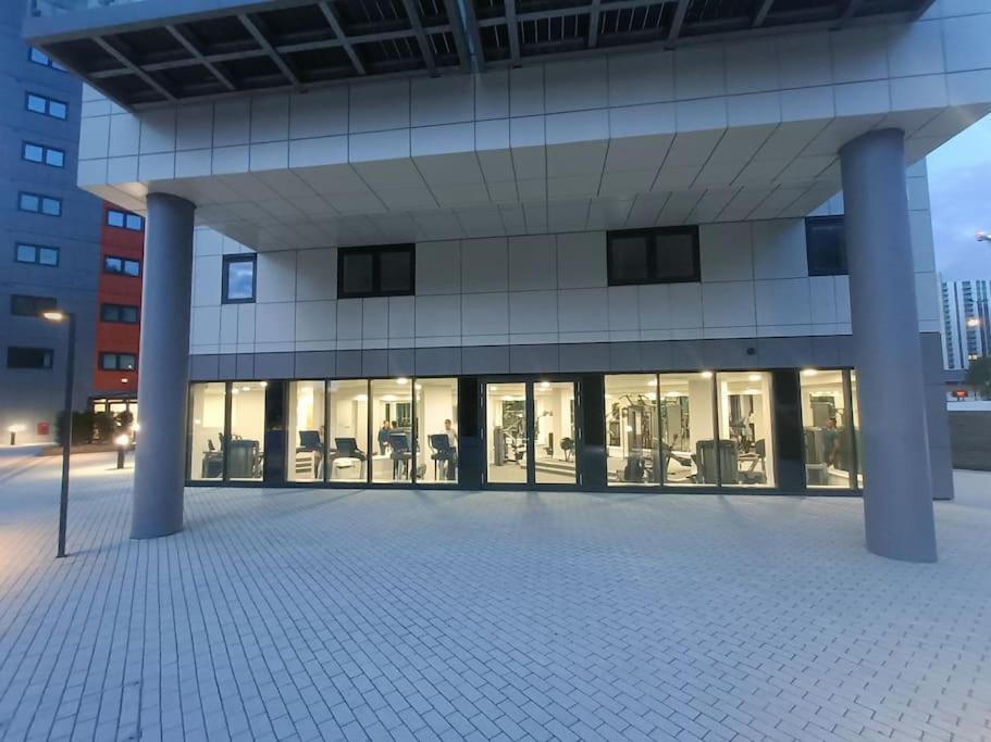 Snuggle Inn - Riverside Apartments - Views Over Looking London River Thames, Close To O2 Arena, London Excel, London City Airport, Thames Clipper- River Boat Service, Woolwich Ferry, Onsite Parking, Twin Room Option Available מראה חיצוני תמונה