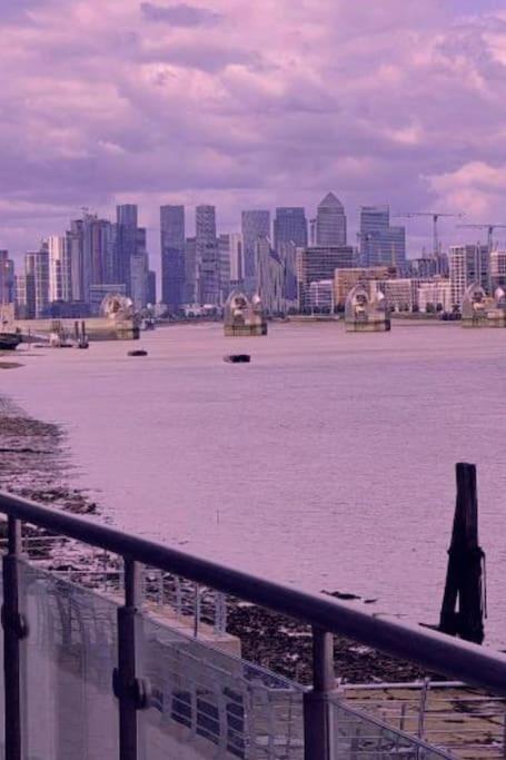 Snuggle Inn - Riverside Apartments - Views Over Looking London River Thames, Close To O2 Arena, London Excel, London City Airport, Thames Clipper- River Boat Service, Woolwich Ferry, Onsite Parking, Twin Room Option Available מראה חיצוני תמונה