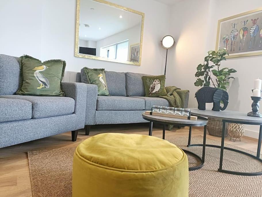Snuggle Inn - Riverside Apartments - Views Over Looking London River Thames, Close To O2 Arena, London Excel, London City Airport, Thames Clipper- River Boat Service, Woolwich Ferry, Onsite Parking, Twin Room Option Available מראה חיצוני תמונה