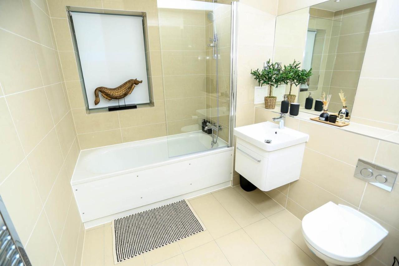 Snuggle Inn - Riverside Apartments - Views Over Looking London River Thames, Close To O2 Arena, London Excel, London City Airport, Thames Clipper- River Boat Service, Woolwich Ferry, Onsite Parking, Twin Room Option Available מראה חיצוני תמונה