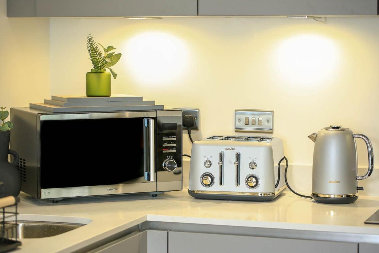 Snuggle Inn - Riverside Apartments - Views Over Looking London River Thames, Close To O2 Arena, London Excel, London City Airport, Thames Clipper- River Boat Service, Woolwich Ferry, Onsite Parking, Twin Room Option Available מראה חיצוני תמונה