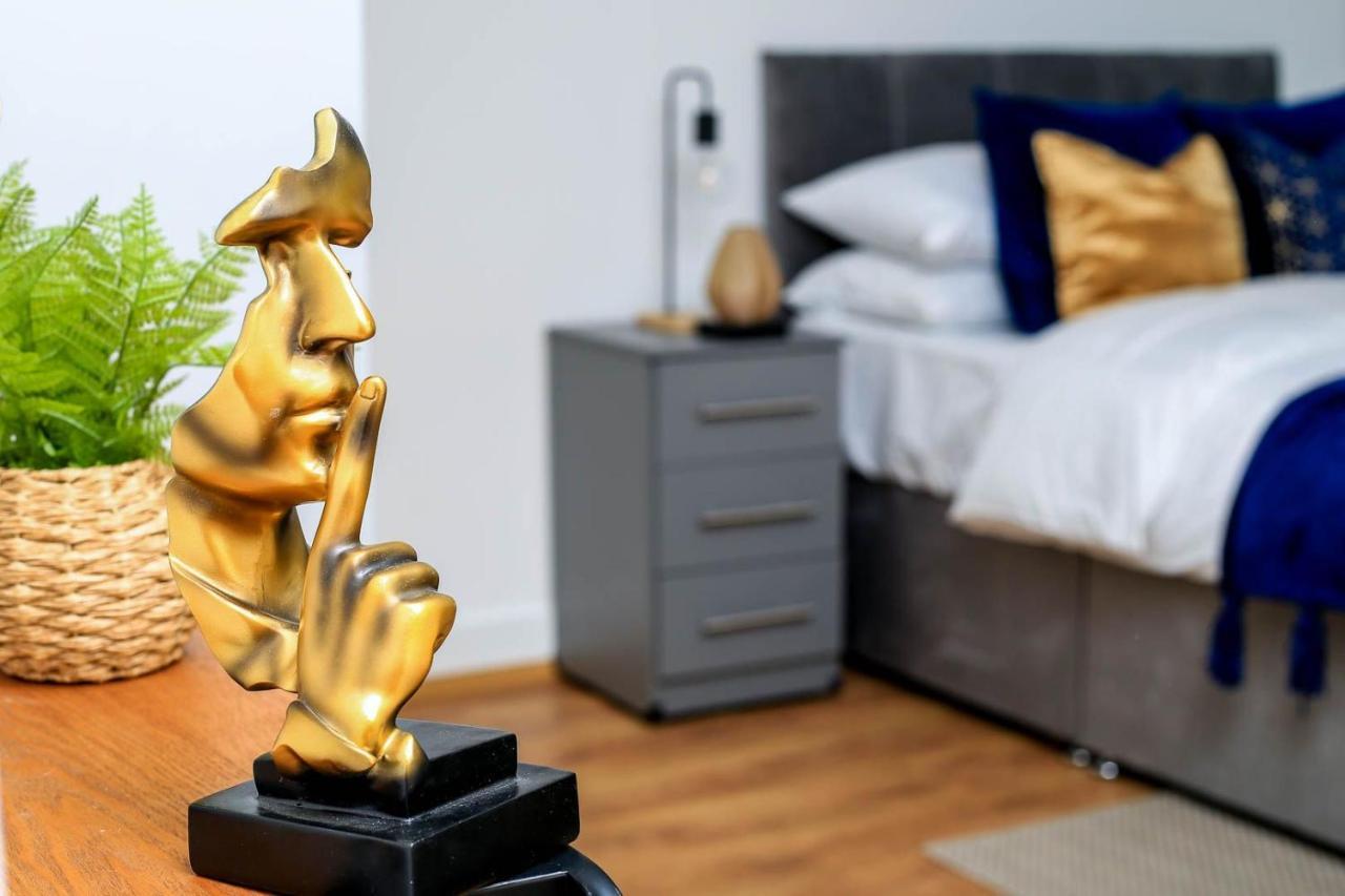 Snuggle Inn - Riverside Apartments - Views Over Looking London River Thames, Close To O2 Arena, London Excel, London City Airport, Thames Clipper- River Boat Service, Woolwich Ferry, Onsite Parking, Twin Room Option Available מראה חיצוני תמונה