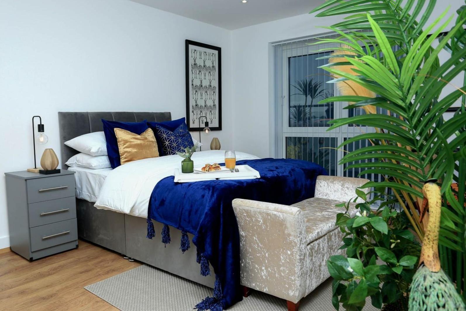Snuggle Inn - Riverside Apartments - Views Over Looking London River Thames, Close To O2 Arena, London Excel, London City Airport, Thames Clipper- River Boat Service, Woolwich Ferry, Onsite Parking, Twin Room Option Available מראה חיצוני תמונה