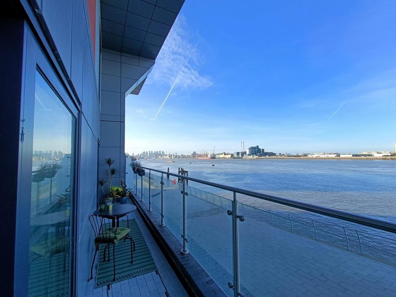 Snuggle Inn - Riverside Apartments - Views Over Looking London River Thames, Close To O2 Arena, London Excel, London City Airport, Thames Clipper- River Boat Service, Woolwich Ferry, Onsite Parking, Twin Room Option Available מראה חיצוני תמונה