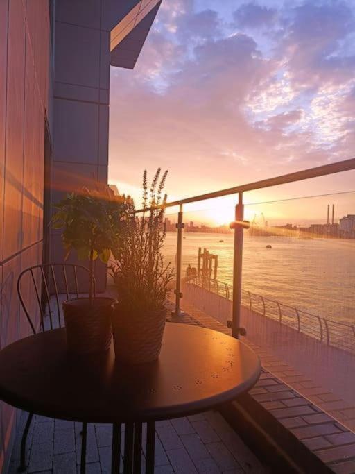 Snuggle Inn - Riverside Apartments - Views Over Looking London River Thames, Close To O2 Arena, London Excel, London City Airport, Thames Clipper- River Boat Service, Woolwich Ferry, Onsite Parking, Twin Room Option Available מראה חיצוני תמונה
