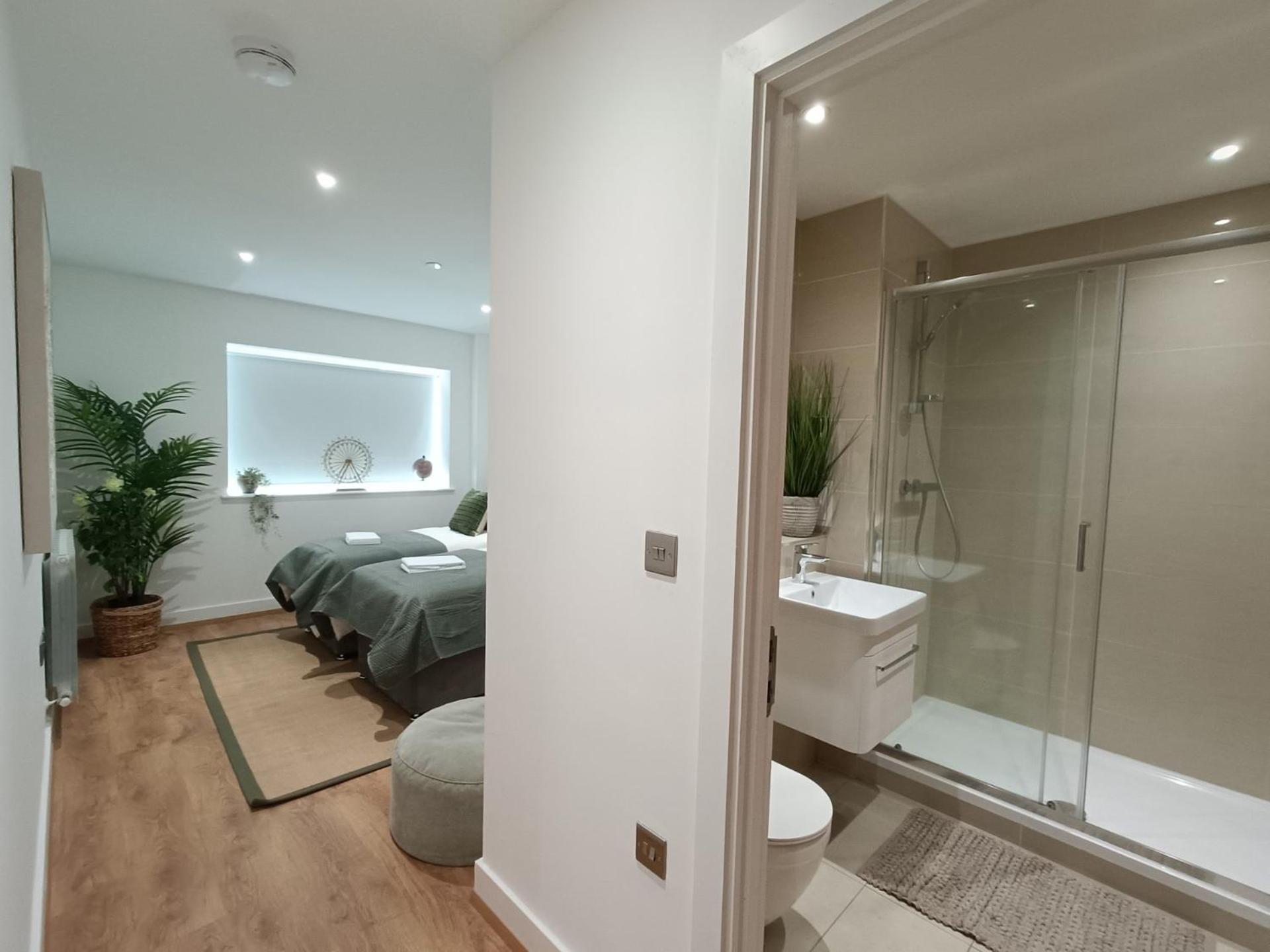 Snuggle Inn - Riverside Apartments - Views Over Looking London River Thames, Close To O2 Arena, London Excel, London City Airport, Thames Clipper- River Boat Service, Woolwich Ferry, Onsite Parking, Twin Room Option Available מראה חיצוני תמונה