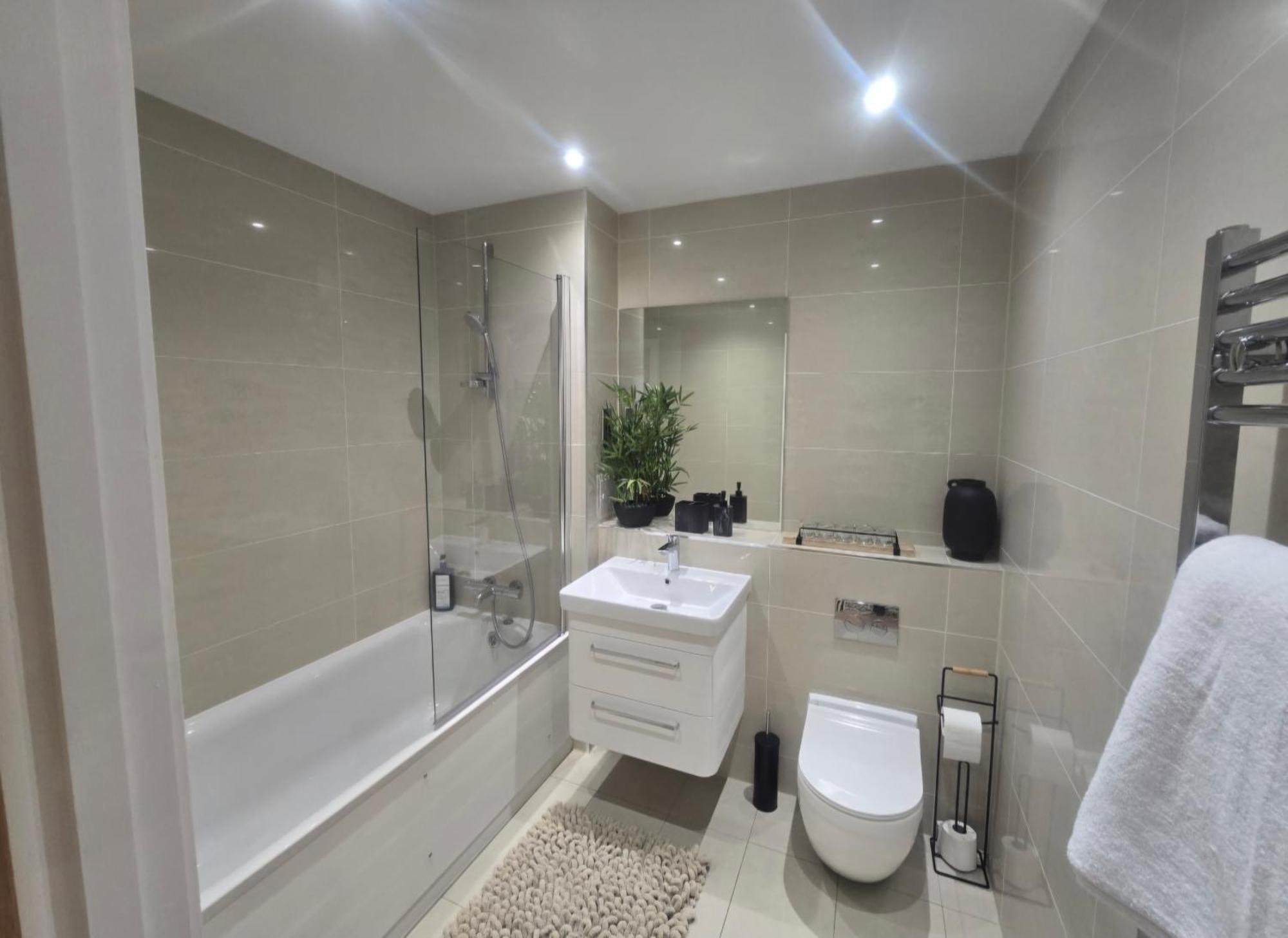 Snuggle Inn - Riverside Apartments - Views Over Looking London River Thames, Close To O2 Arena, London Excel, London City Airport, Thames Clipper- River Boat Service, Woolwich Ferry, Onsite Parking, Twin Room Option Available מראה חיצוני תמונה