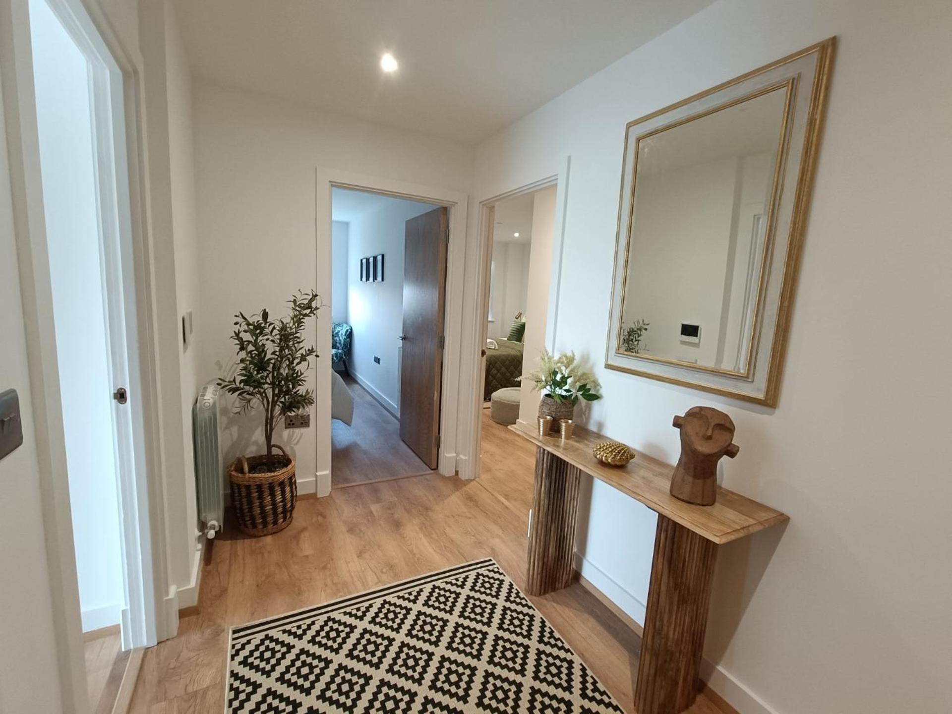 Snuggle Inn - Riverside Apartments - Views Over Looking London River Thames, Close To O2 Arena, London Excel, London City Airport, Thames Clipper- River Boat Service, Woolwich Ferry, Onsite Parking, Twin Room Option Available מראה חיצוני תמונה